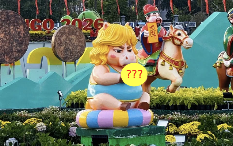 Xôn xao linh vật ngựa Tết đang trở thành ngôi sao chỉ vì "mặt cọc" và 1 thứ cầm trên tay