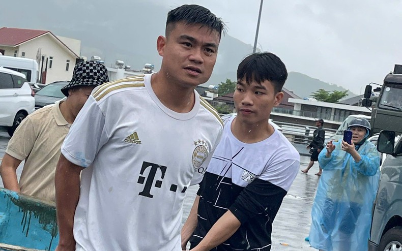 Cựu tuyển thủ U23 Việt Nam xông pha trực tiếp hỗ trợ bà con vùng lũ Nha Trang gây xúc động