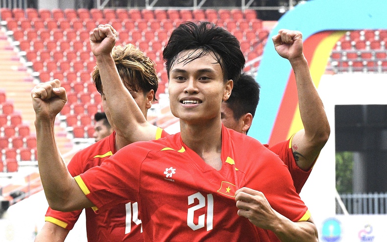 Trai đẹp U22 Việt Nam phong độ chói sáng "hạ đẹp" Malaysia, ăn mừng đầy tự hào Việt Nam ở SEA Games