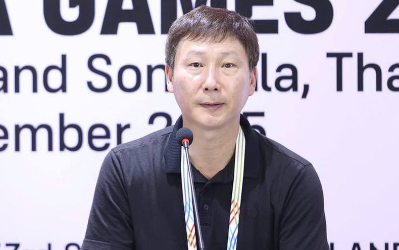 HLV Kim Sang-sik tự hào chấm các cầu thủ Việt Nam 120 trên thang điểm 100 vì chiến thắng đầy cảm xúc ở SEA Games