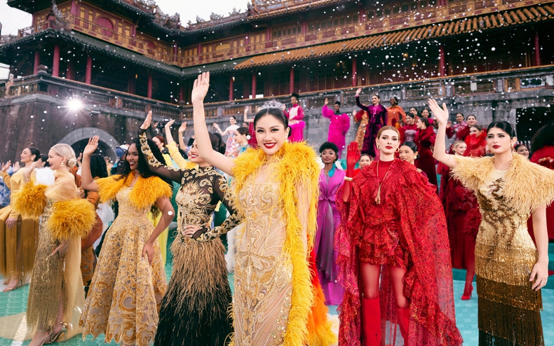 Show của NTK Lê Thanh Hòa tại Hoàng thành Huế: Khoảnh khắc ảo diệu chưa từng có tại show thời trang