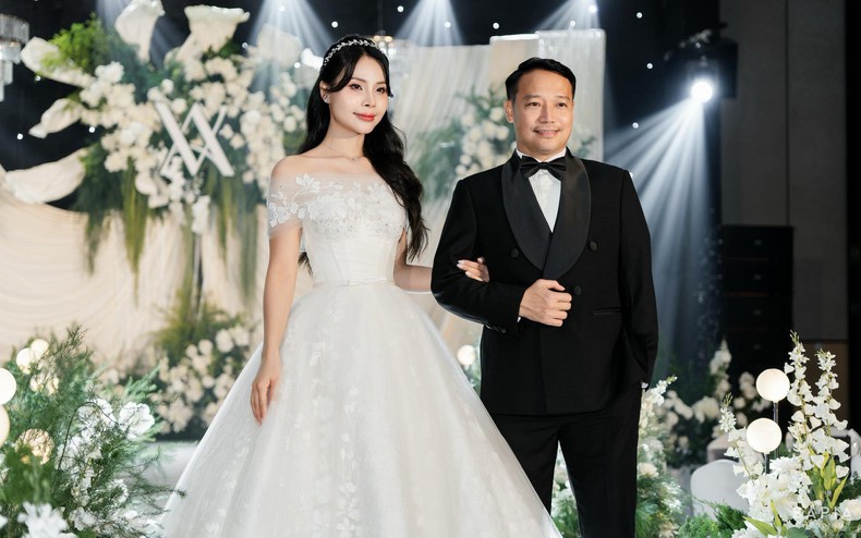 Ảnh nét căng đám cưới HLV Vũ Hồng Việt và BTV của VTV, chú rể U50 vẫn bảnh bao, visual cô dâu gây sốt