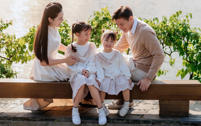 Ngắm bộ ảnh đẹp như ngôn tình của đội trưởng tuyển Việt Nam bên Hoa khôi Đại học Vinh và con gái nhỏ