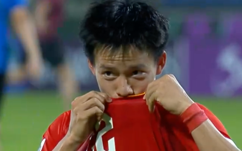 Đẹp vô cùng: Thanh Nhàn hôn lá cờ Tổ quốc, ăn mừng cú sút quyết định giúp U23 Việt Nam giành hạng 3 châu Á